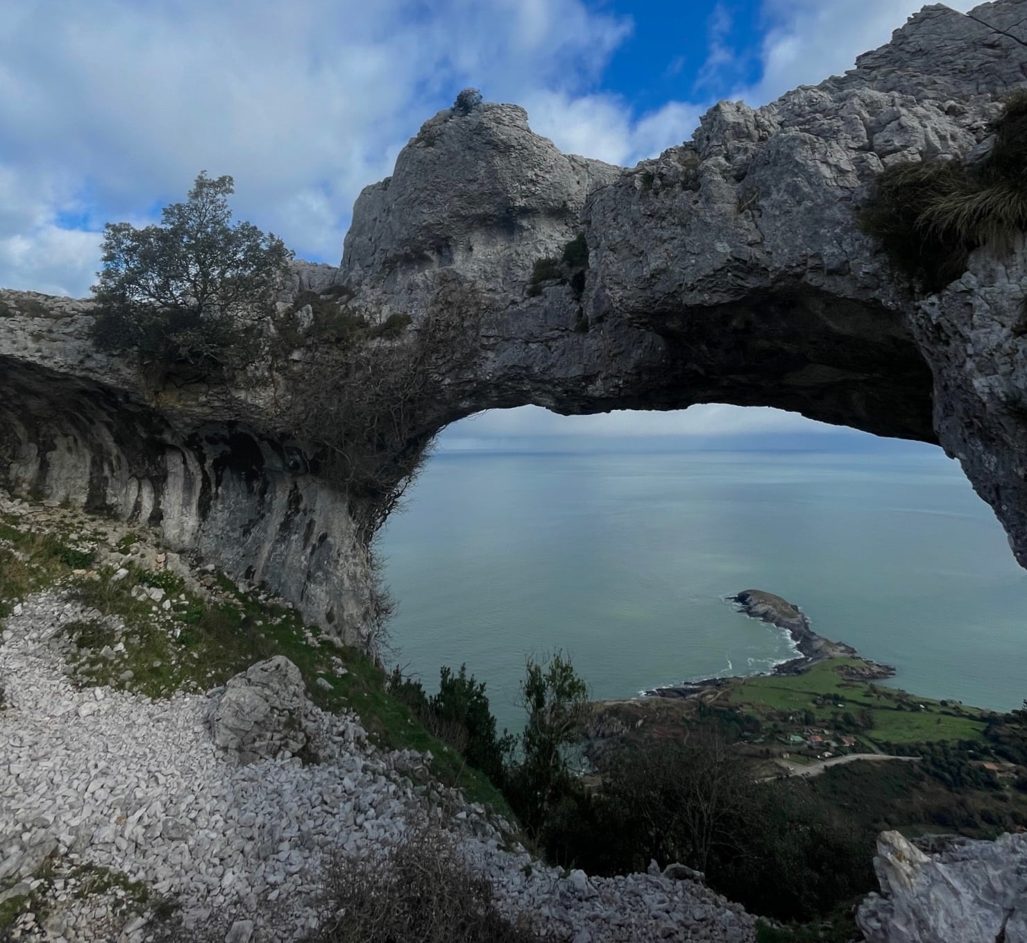 Ojos del Diablo, en el monte Candina.