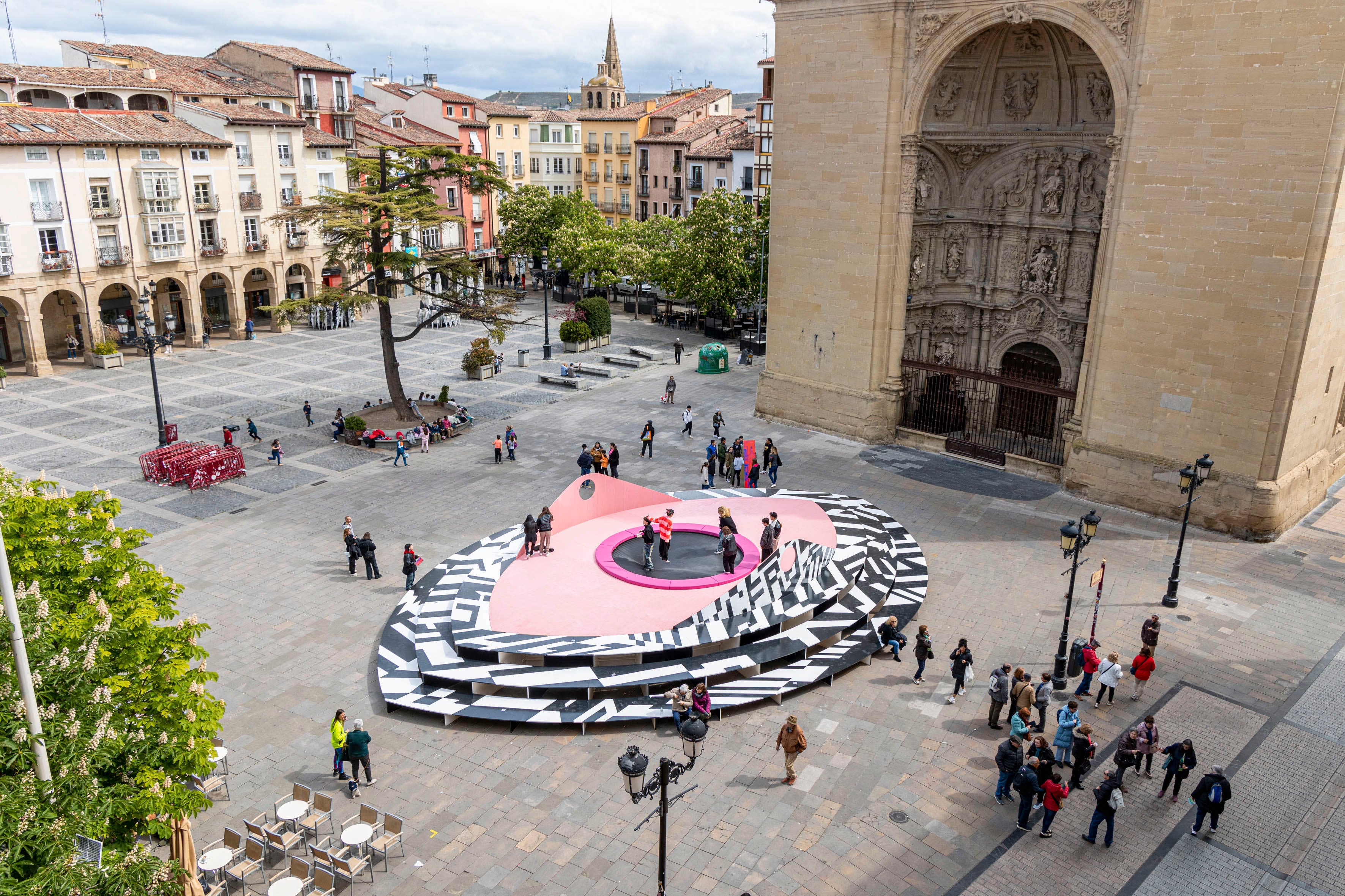 LOGROÑO 25/04/2024.- Componentes del equipo de Sara Ricciardi Studio instalan un ojo con estética de camuflaje Razzle Dazzle, técnica gráfica utilizada en la guerra para confundir al adversario, una obra situada en la Plaza del Mercado de Logroño, dentro del X Festival Internacional de Arquitectura y Diseño de Logroño Concéntrico, inaugurado este jueves. EFE/ Raquel Manzanares
