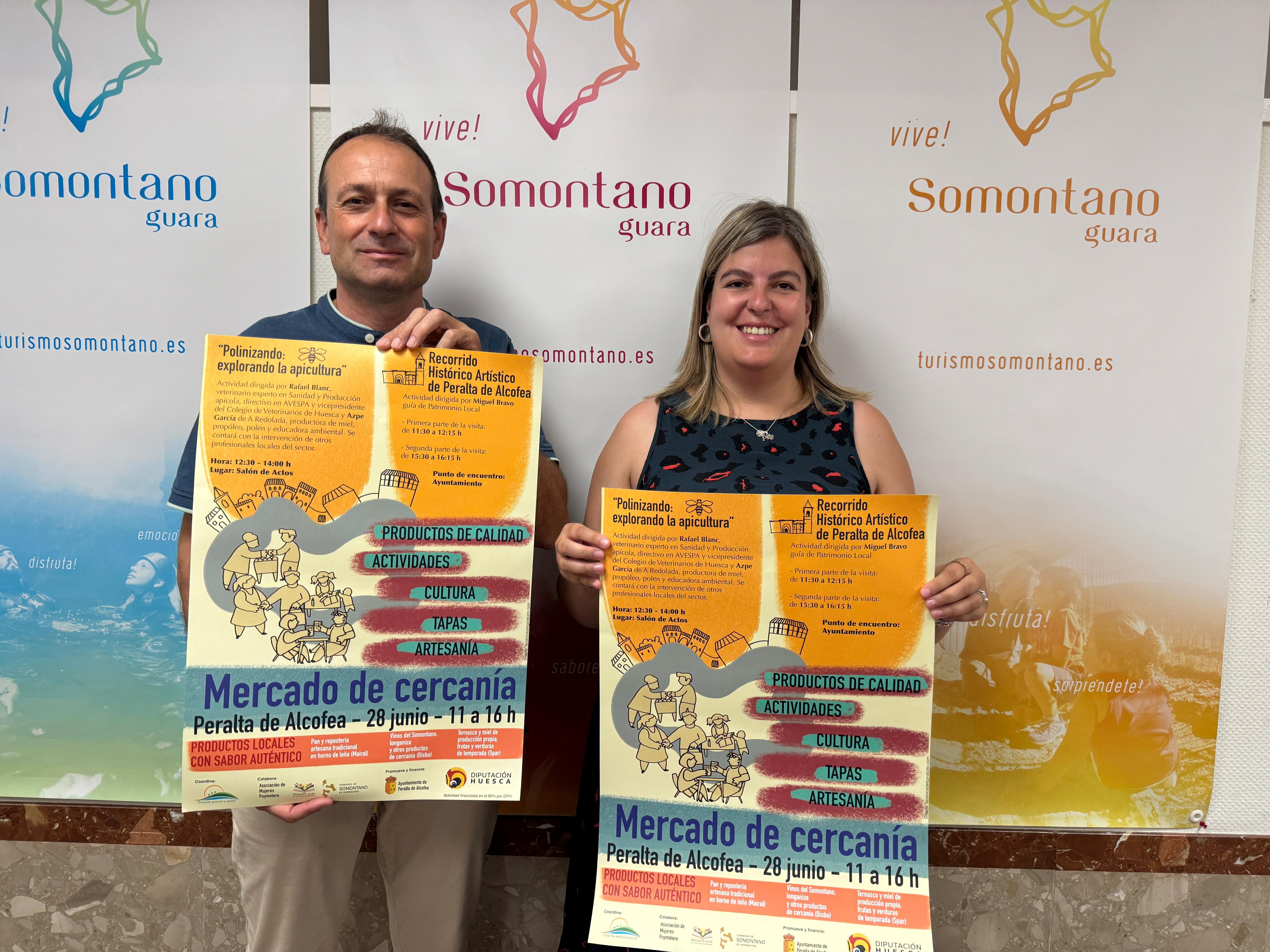 Sergio Gambau (alcalde) y Pilar Lleida (vicepresidenta y consejera de turismo) junto al cartel de 'Mercado de cercanía'.