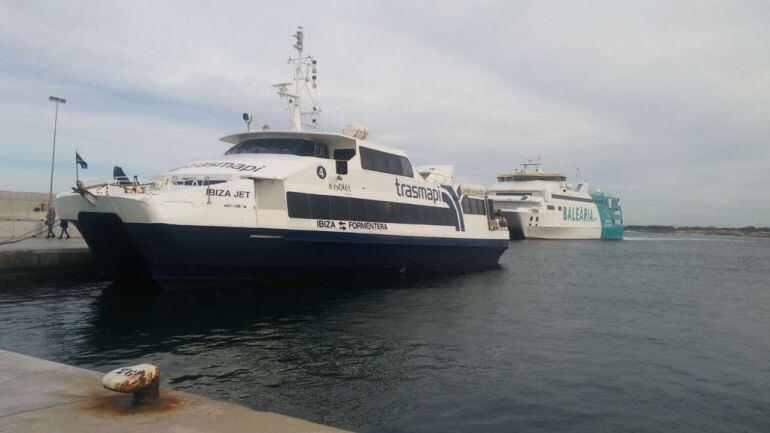 El puerto de La Savina permanece cerrado desde las 6,45 de la mañana