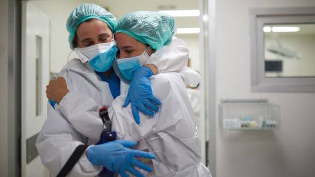 Dos sanitarias en un centro.