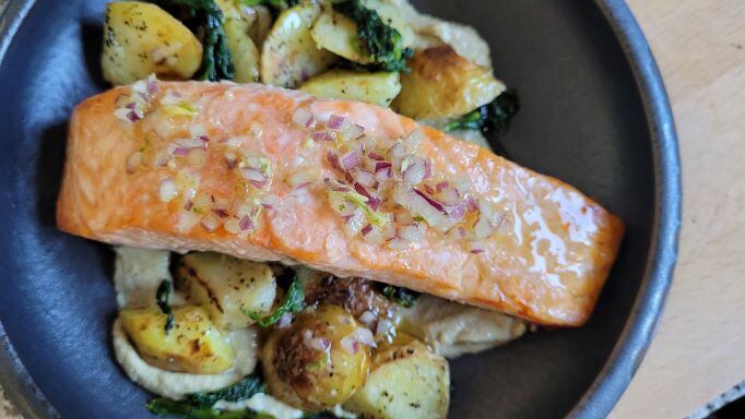 Salmó al forn amb hummus de carxofes, creïlles saltades i vinagreta de llima i gingebre