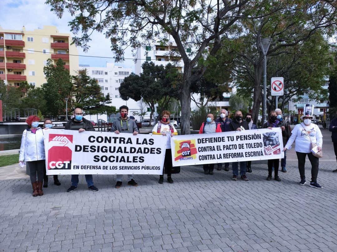 Algunos de los participantes en la concentración sujetando pancartas en defensa de las pensiones