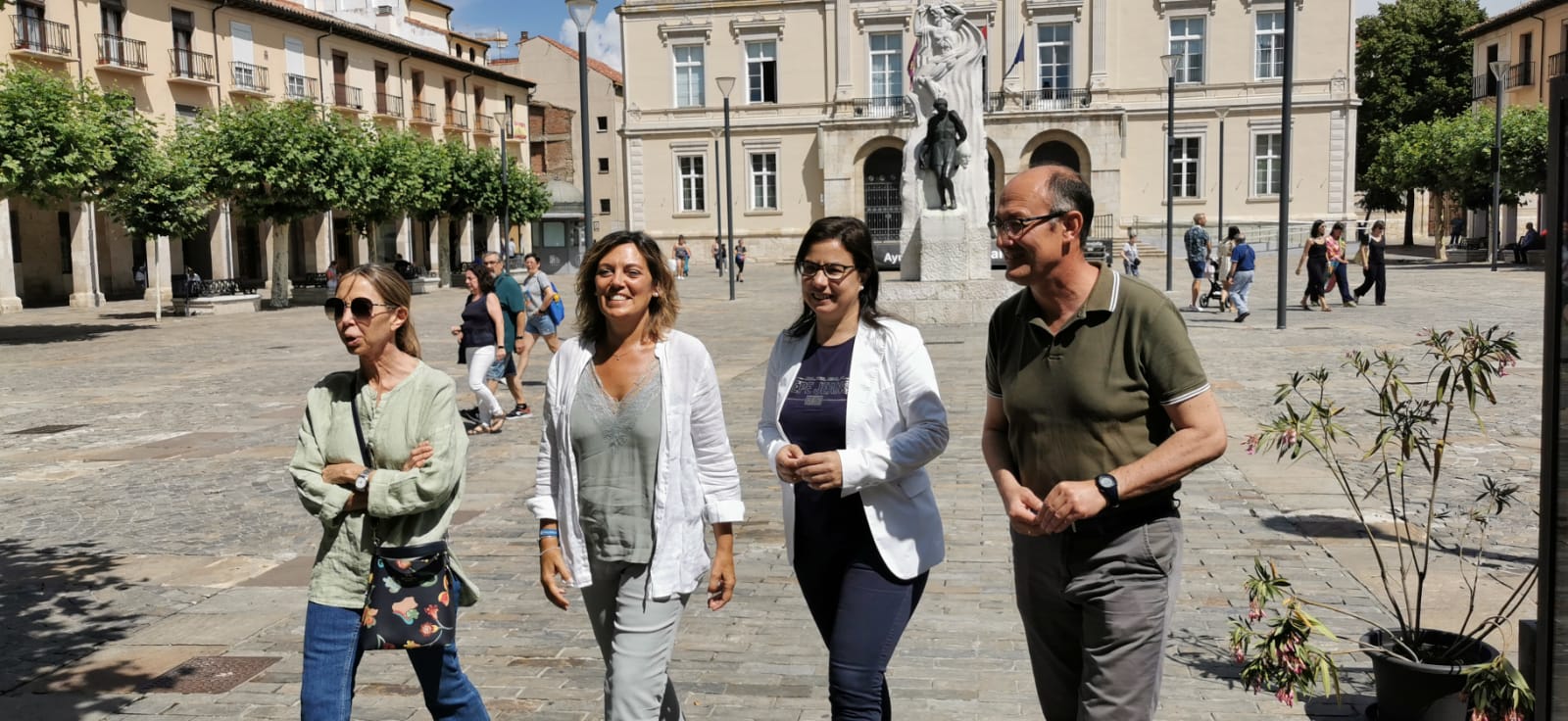 Carmen Fernández, Milagros Marcos, Ana Vázquez y Jorge Domingo Martínez en la Plaza mayor de Palencia