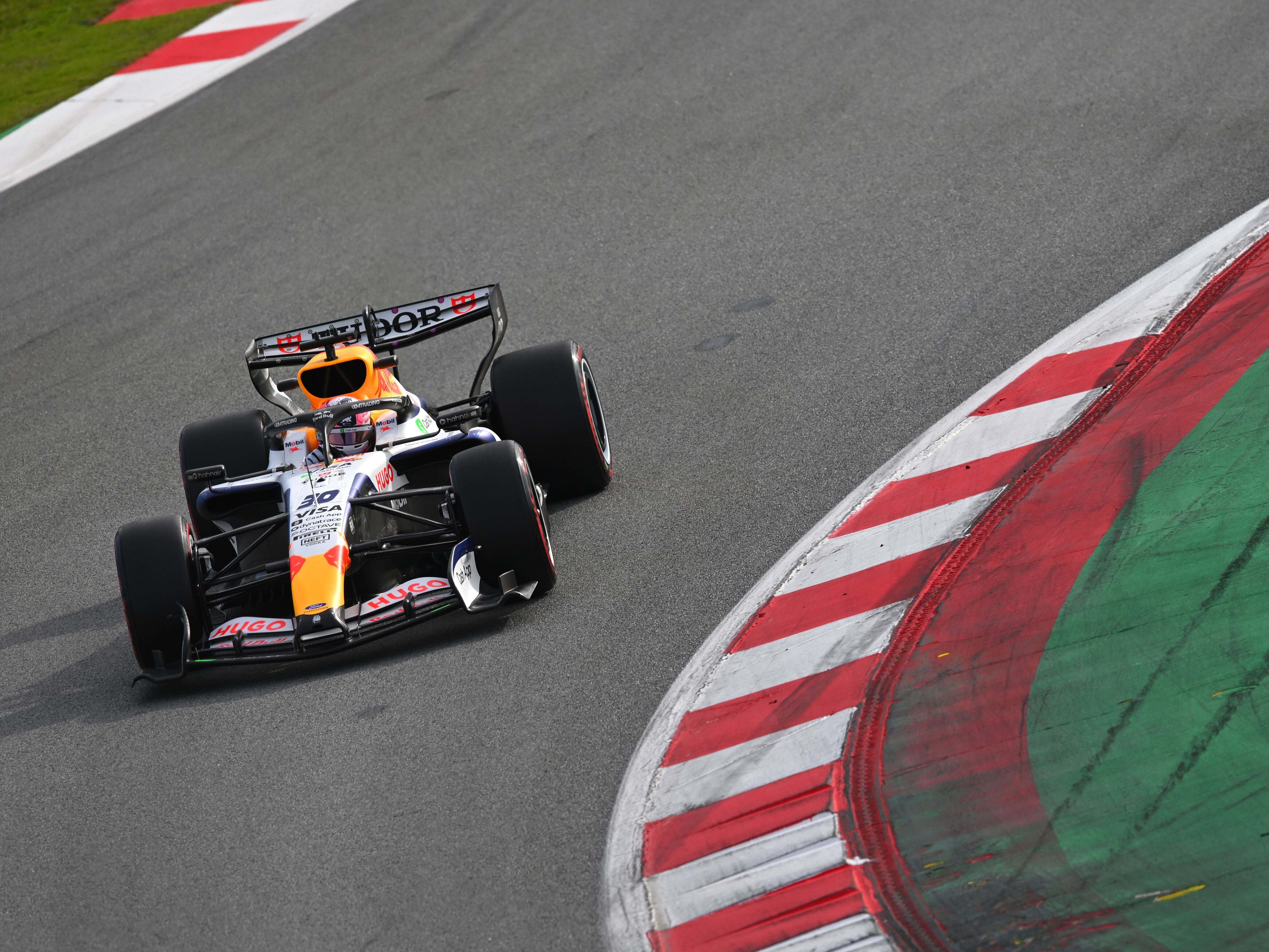 Liam Lawson conduce su Racing Bulls en el Circuit de Barcelona, durante la primera jornada de test de la temporada 2026