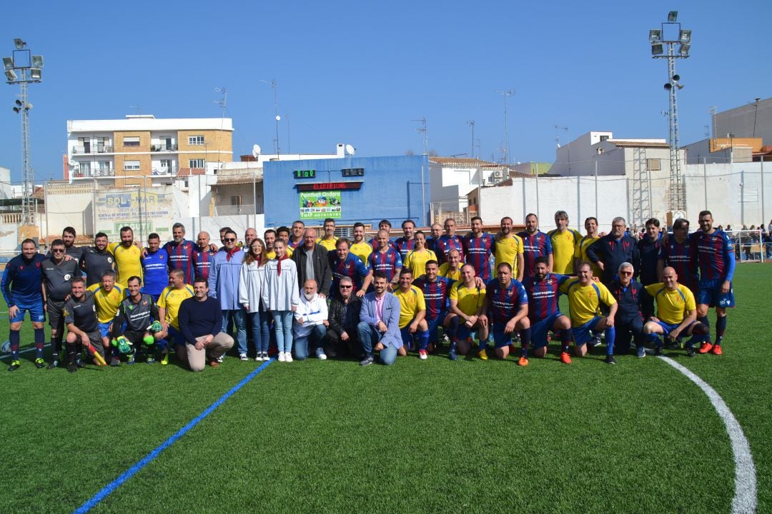 Foto de familia del partido solidario entre la Policía Local de Dénia y la Asociación de Veteranos del Levante U.D.