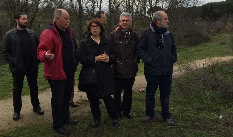 La concejal de Medio Ambiente en el Ayuntamiento de Madrid, Inés Sabanés, durante su visita a los terrenos del corredor ecológico.