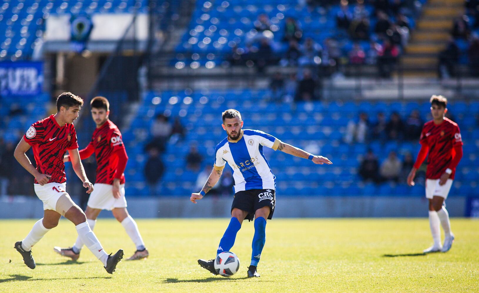 José Artiles, jugador del Hércules CF, frente al Mallorca B