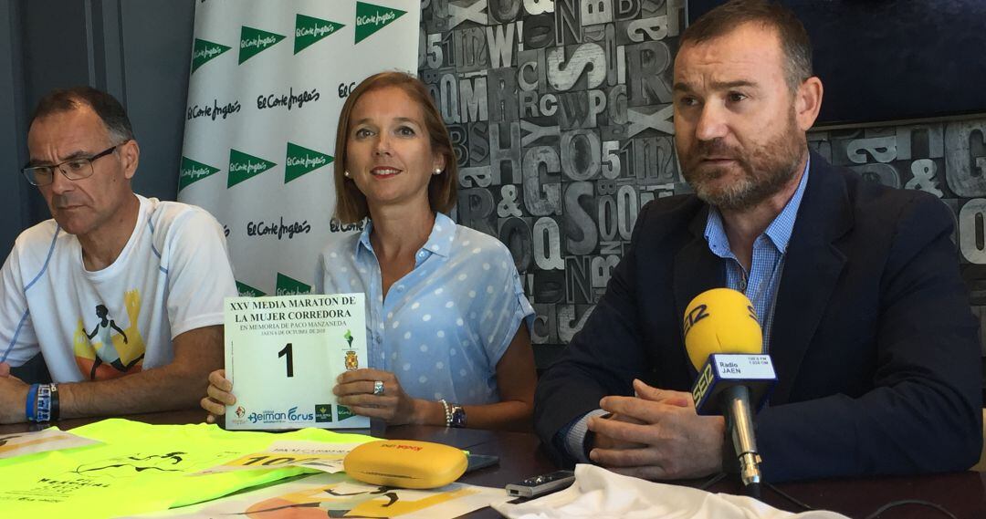 De derecha a izquierda, el concejal de deportes, Carlos Alberca; al atleta, Lourdes González, y el responsable de la asociación de clubes de atletismo de Jaén, Juan José Amate.