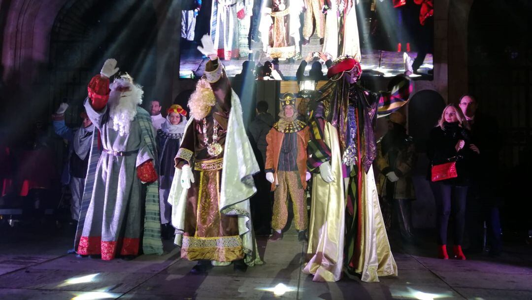 Los Reyes Magos saludan desde la entrada del Ayuntamiento de Palencia