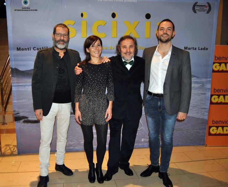 El director Ignacio VIlar posa con los protagonistas Monti Castiñeiras y Marta Lado