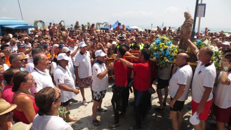 Imagen de la llegada de la Virgen de la Palma a la playa de El Rinconcillo.