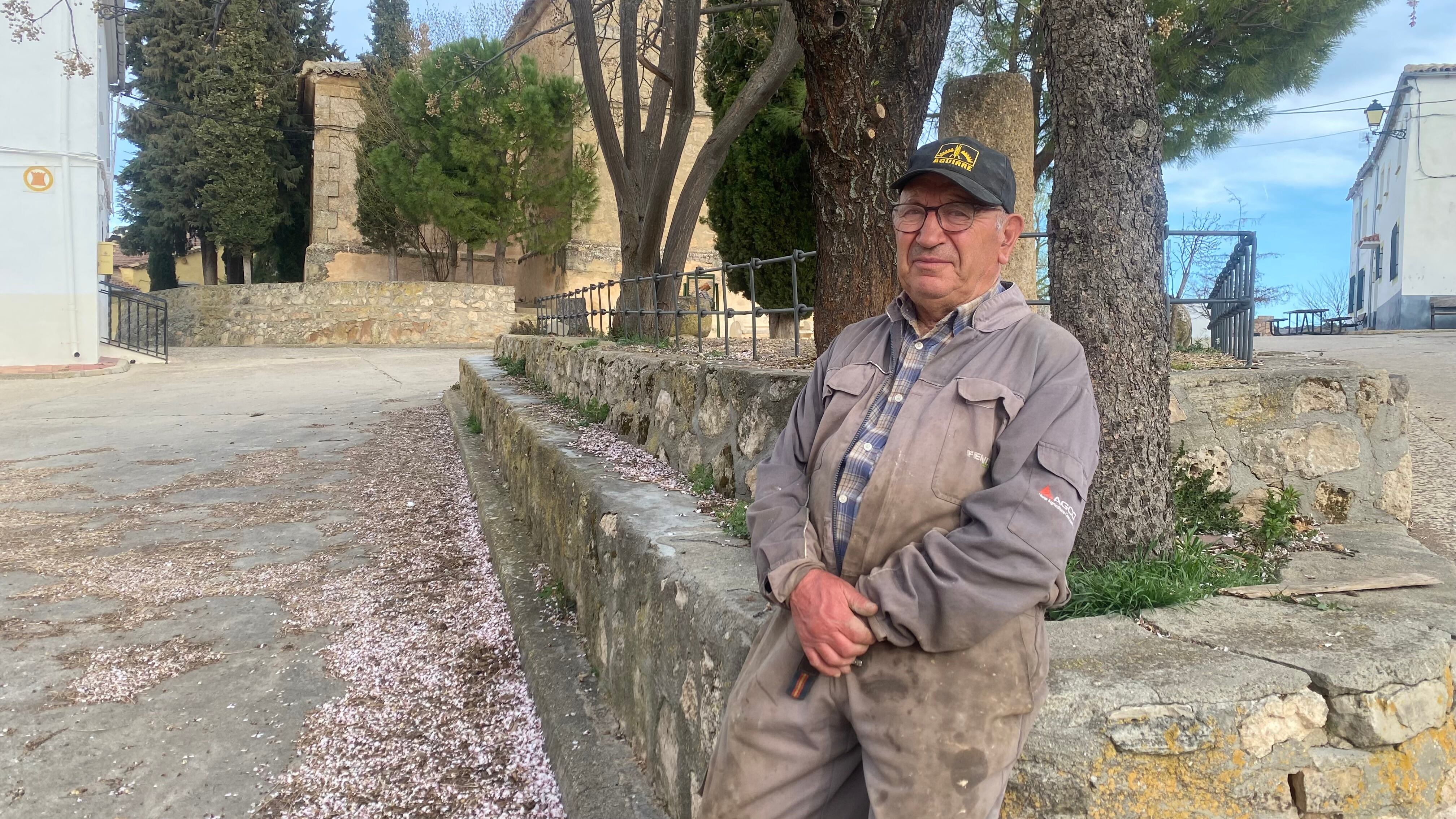 Luis Carrasco en la plaza de Castillo-Albaráñez (Cuenca) donde tiene la casa familiar.