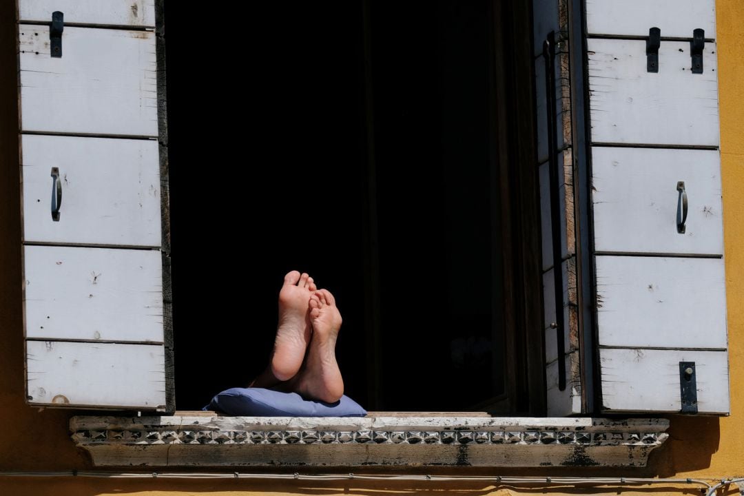 Una persona descansa durante el confinamiento en Venecia