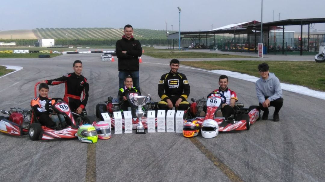 El piloto rondeño (a la izquierda) junto al resto del equipo en el circuito sevillano