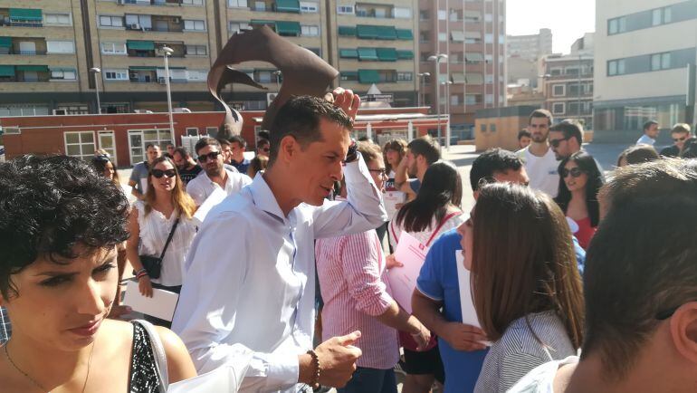 El alcalde de Elda charla con los jóvenes que se incorporan al Ayuntamiento de Elda 