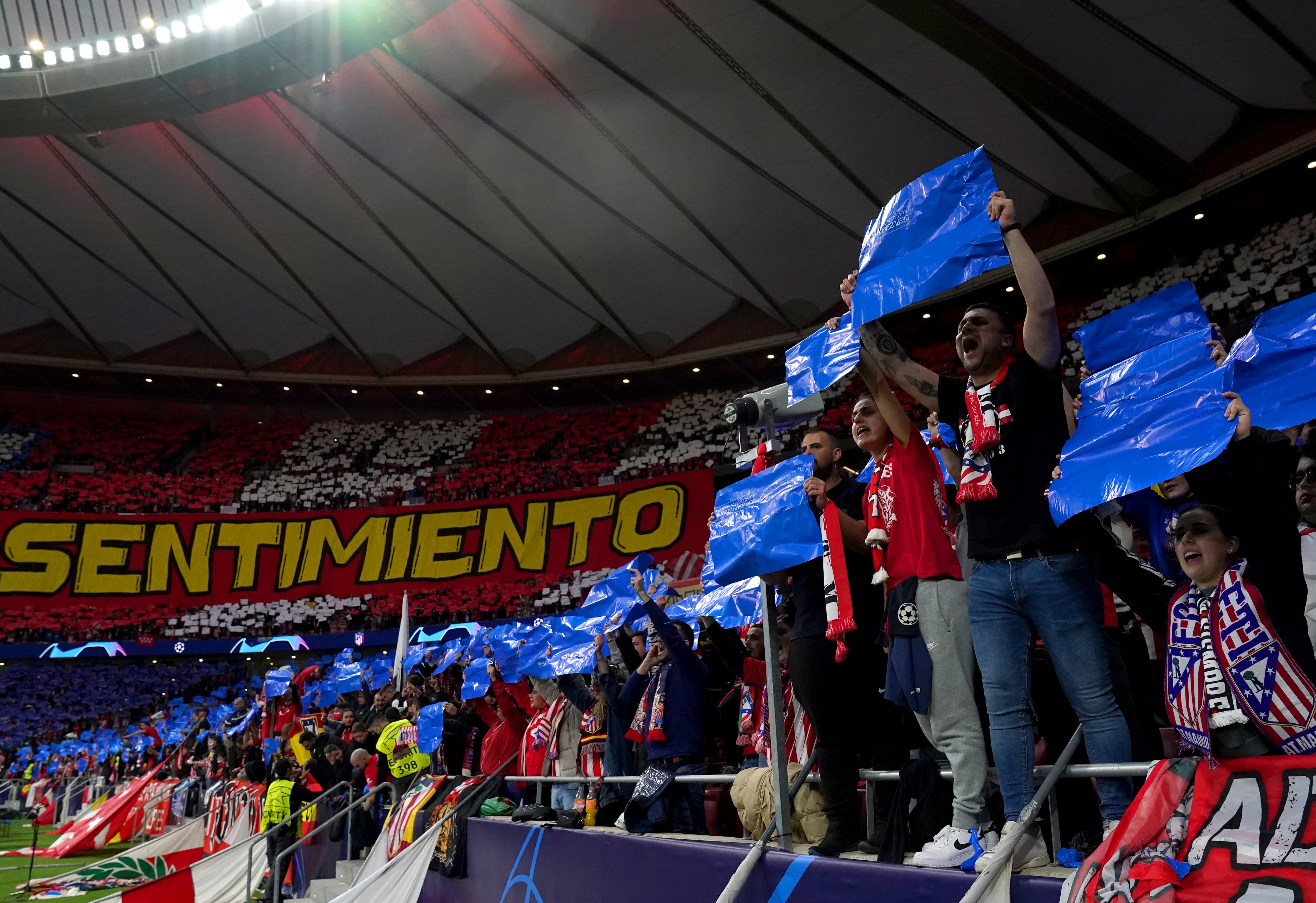 La afición del Atlético de Madrid apoya a su equipo en las gradas del estadio Metropolitano