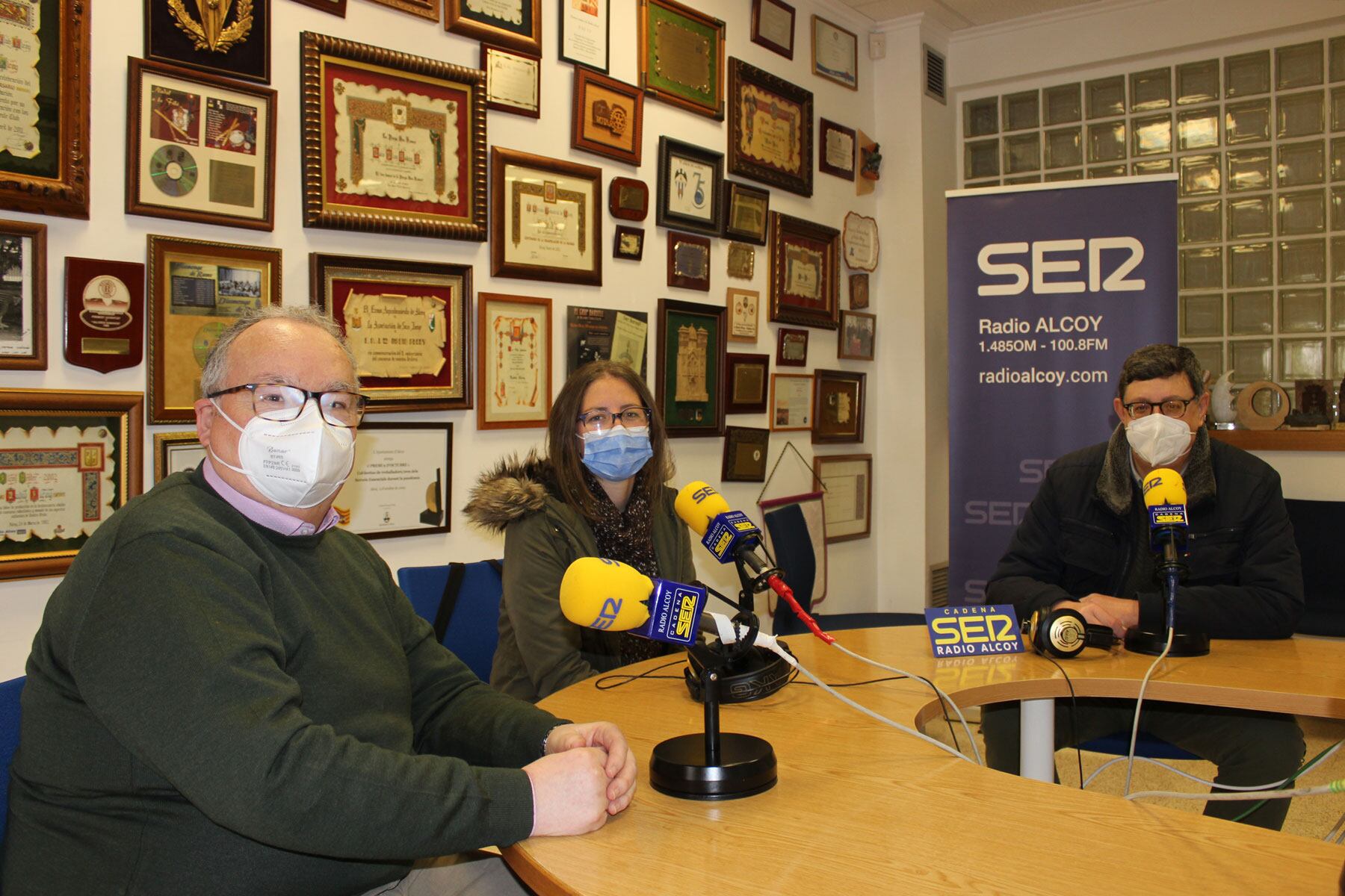 Juanvi Cortés, Nuria Gil y Rafa Miralles, en el estudio central de Radio Alcoy
