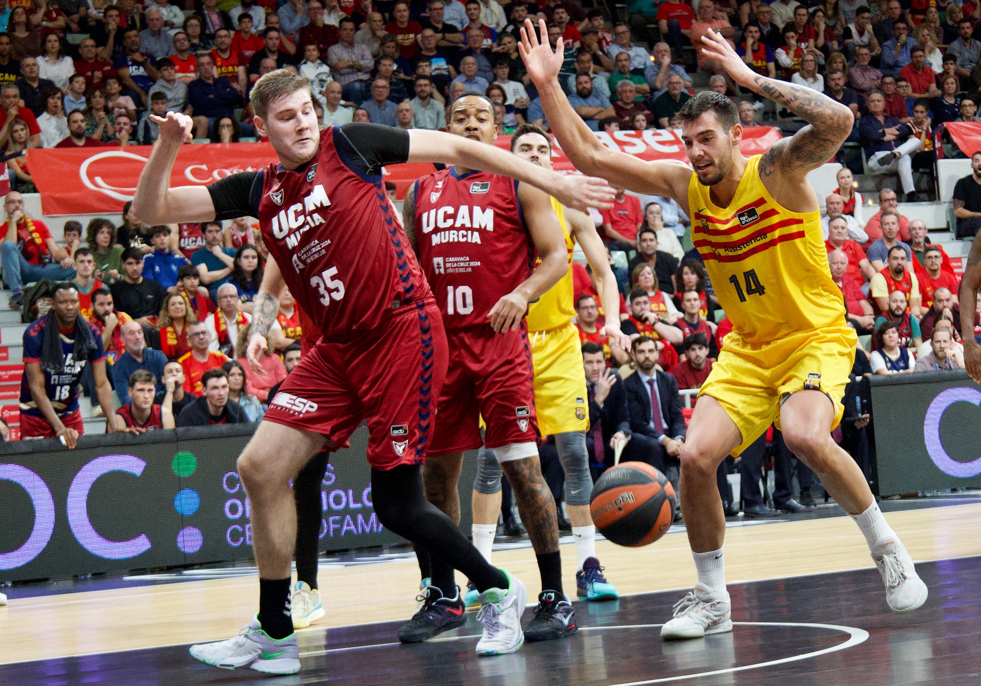 MURCIA, 19/11/2023.- El pívot sueco de UCAM Murcia Simon Birgander (i) lucha por el balón con Willy Hernangómez (d), pívot del F.C Barcelona, durante el partido de la décima jornada de la Liga Endesa entre UCAM Murcia y F.C Barcelona, este domingo en el Palacio de los Deportes de Murcia. EFE/Juan Carlos Caval
