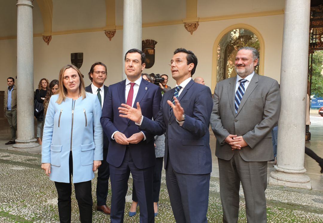 La consejera de Fomento, Marifrán Carazo, el presidente de la Junta, Juanma Moreno, el alcalde de Granada, Paco Cuenca, y el delegado del Gobierno de la Junta en Granada, Pablo García, en el patio del Ayuntamiento de Granada