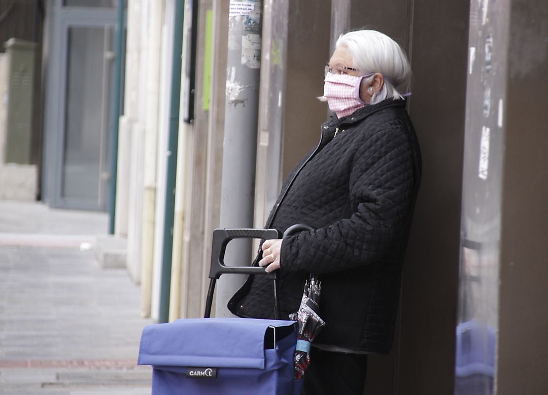 Una mujer con mascarilla en las calles de Castelló. 