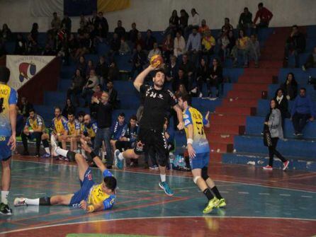 Alberto Molina en el encuentro ante el Villa de Aranda la pasada temporada en Lanzarote.