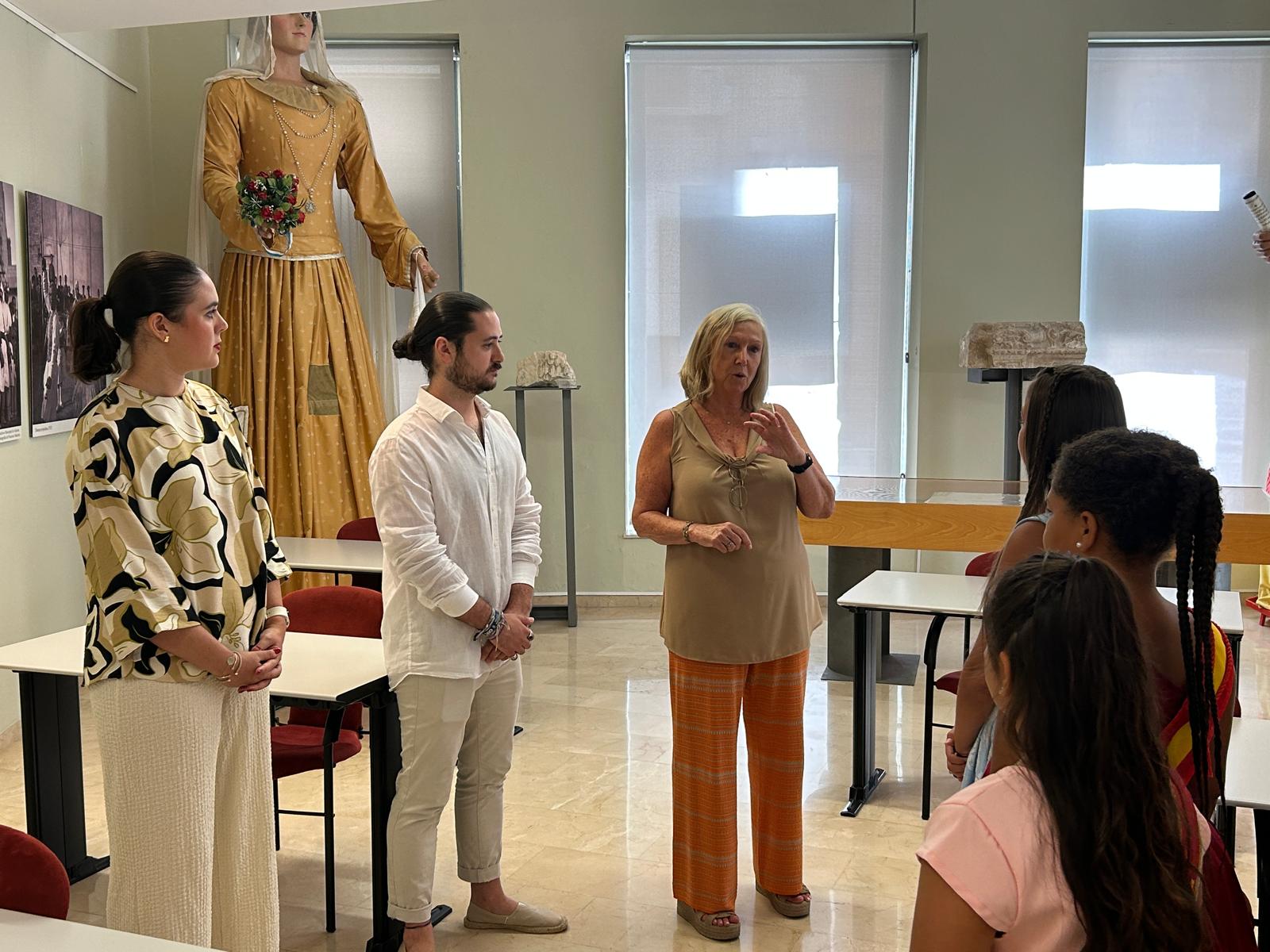 La edil de Cultura Nayma Beldjilali (primera por la izquierda) y la directora del AMA Susana Llorens.