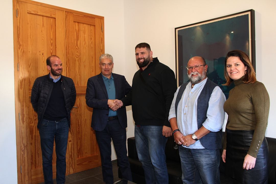 Kiren González recibido por el alcalde de Tías, José Juan Cruz, y el primer teniente de alcalde, Nicolás Saavedra.