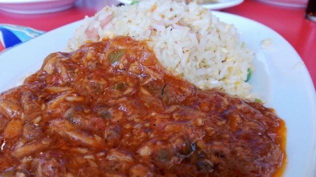 Arroz tres delicias con atún picante