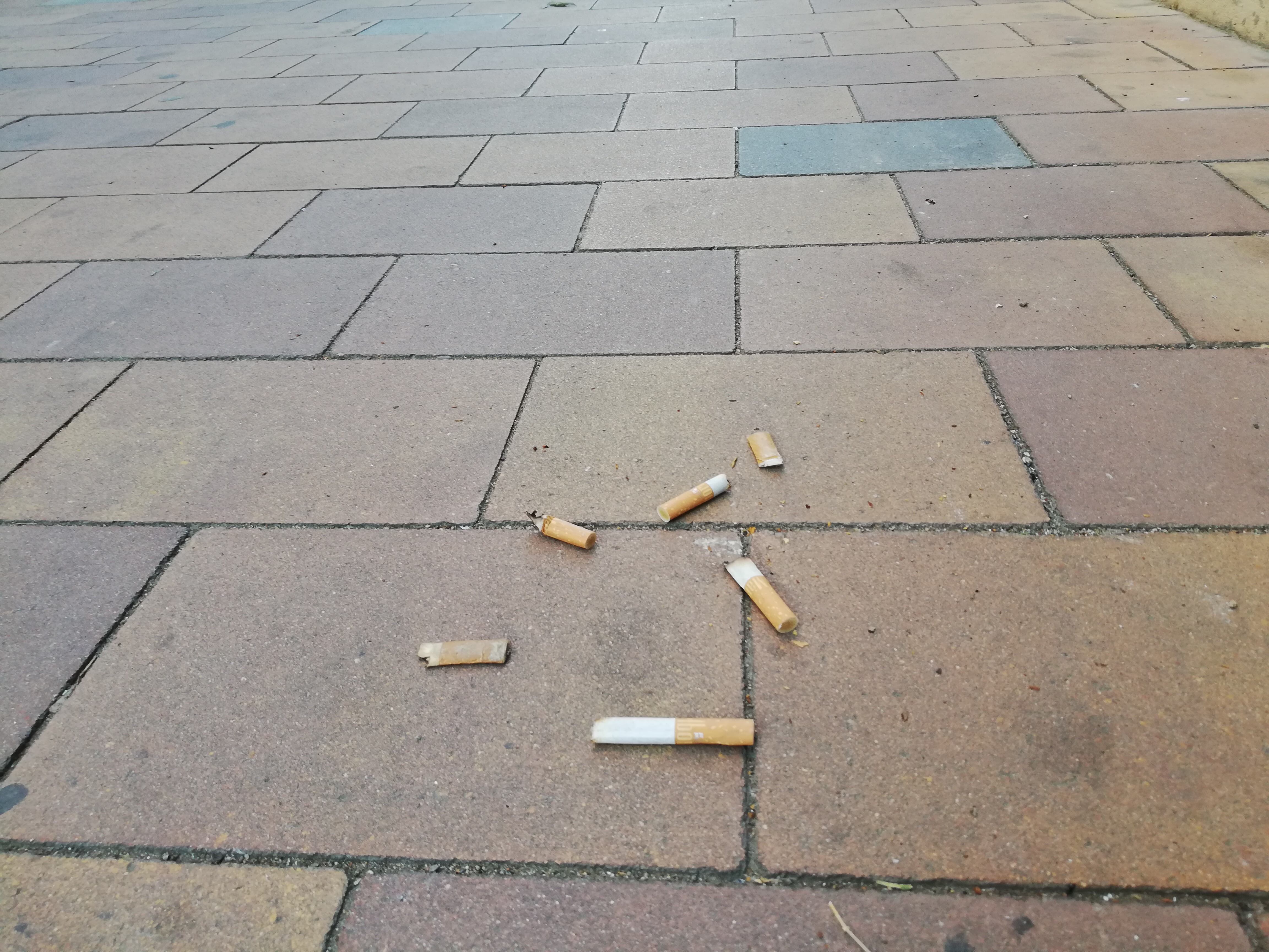 A més de causar problemes de salut i de butxaca, el residu que deixa aquesta addicció és un greu problema mediambiental. Foto: Ràdio Lleida.