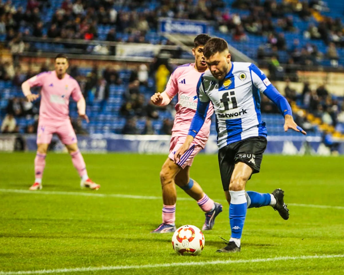 Antonio Aranda, jugador del Hércules, frente al Recreativo en el estadio José Rico Pérez