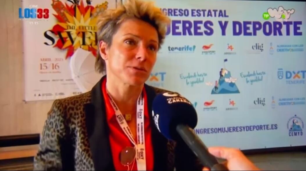 Gemma Riu atén els mitjans de comunicació durant el congrés de dones i esport