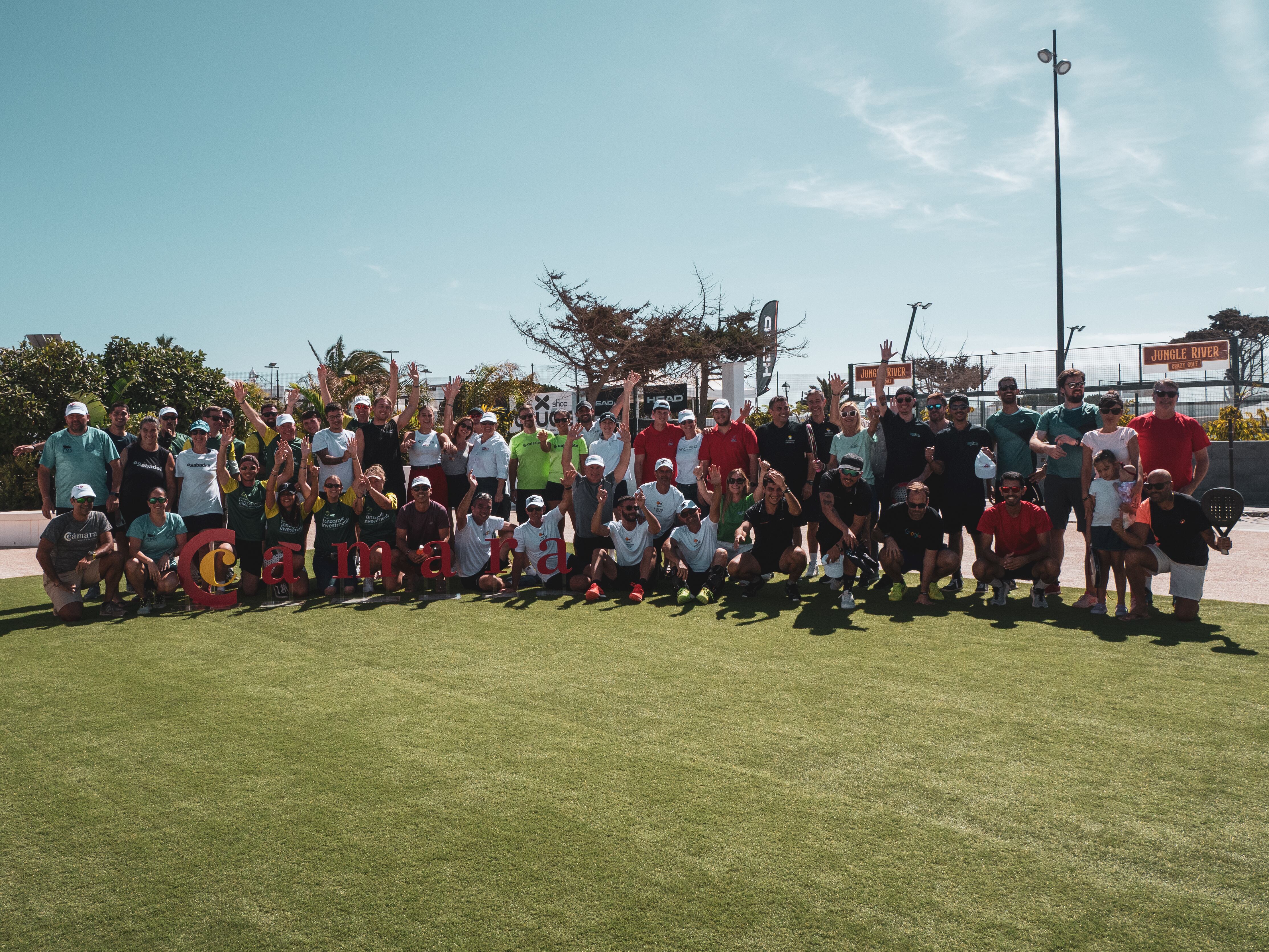 Foto de familia de los participantes en el I Torneo de Pádel Club Cámara Lanzarote y La Graciosa.