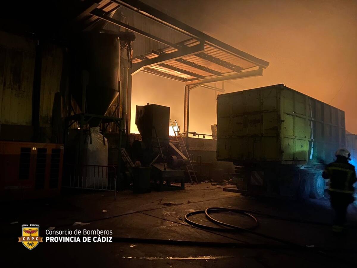 El incendio declarado en la nave de Limpiasol, controlado a las 07.00 horas