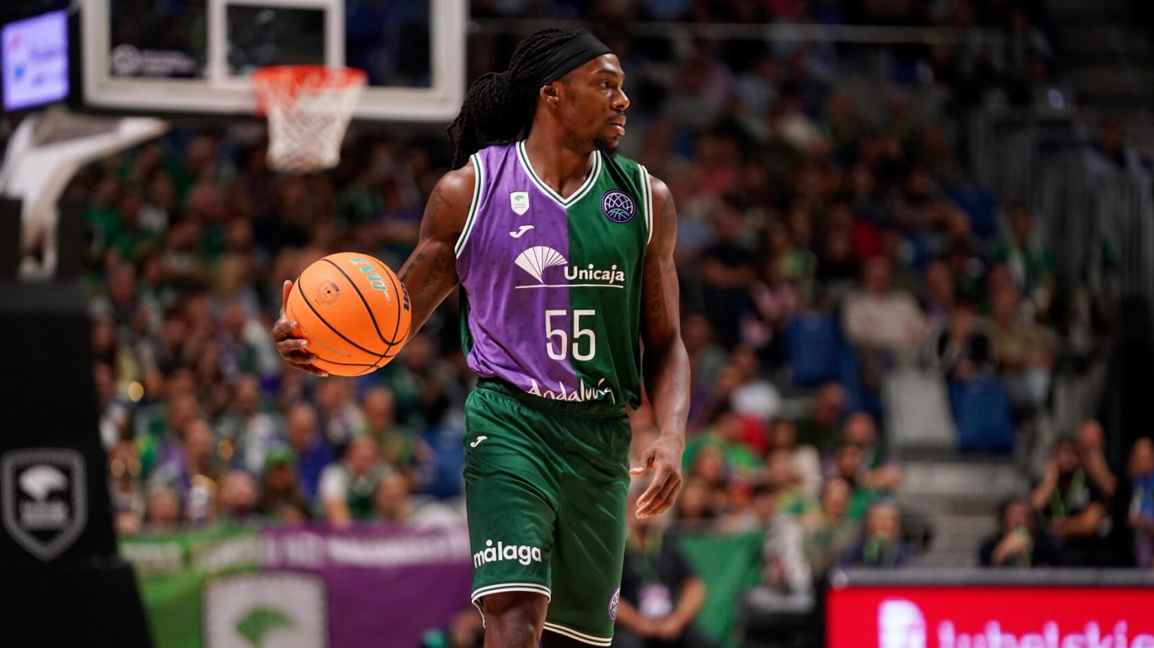 Perry sube el balón en un partido de la BCL