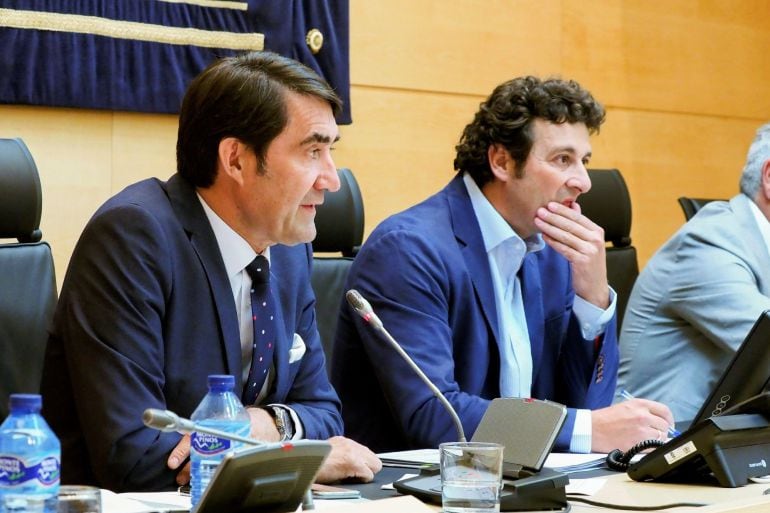 El consejero de Fomento y Medio Ambiente de Castilla y León, Juan Carlos Suárez-Quiñones (i), junto al presidente de la Comisión de Fomento y Medio Ambiente de las Cortes de Castilla y León, Manuel García Martíenz (d), momentos antes de comparecer para ac