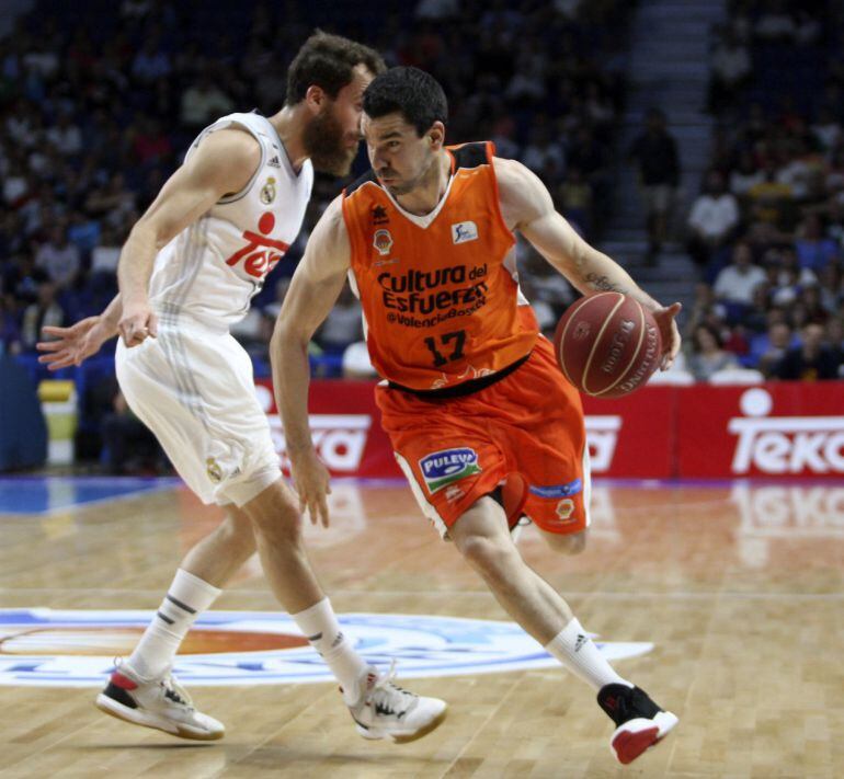 El escolta del Valencia, Rafa Martinez (d), supera al base del Real Madrid, Sergio Rodriguez, durante el segundo encuentro de semifinales de la liga ACB, que han disputado esta noche el pabellón municipal Fuente de San Luis de Valencia. EFE - Álvaro Calvo