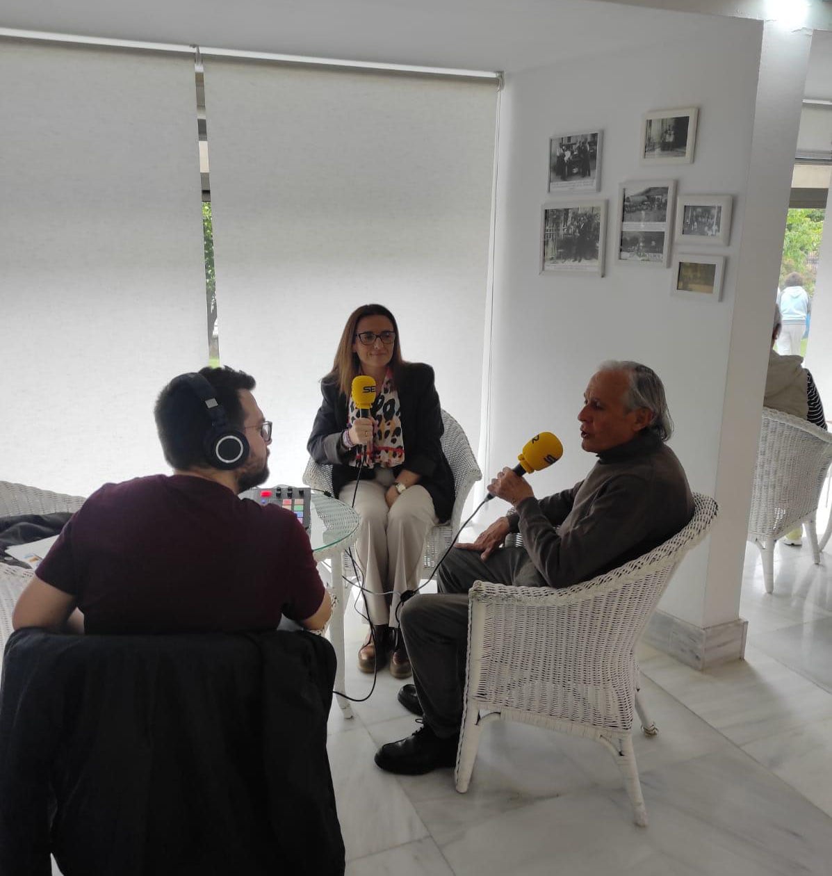 Elisa Cruz y Domingo González charlan con Andrés Gómez