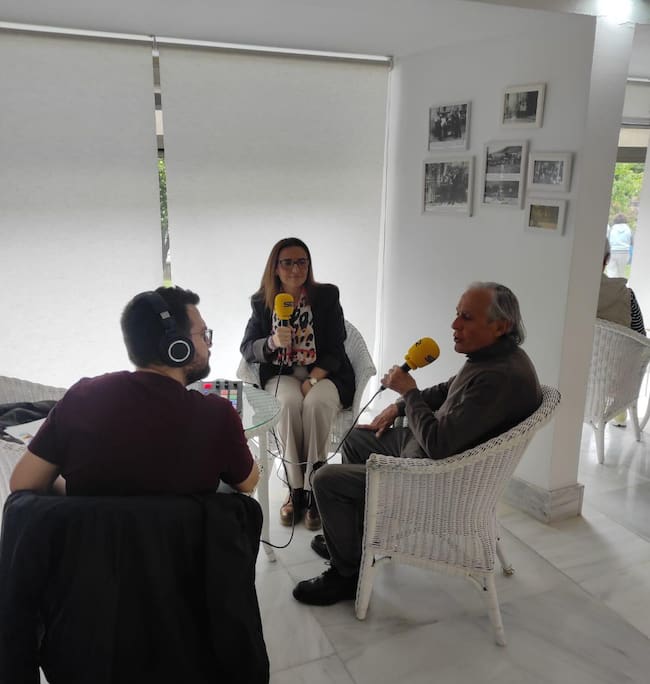 Elisa Cruz y Domingo González charlan con Andrés Gómez