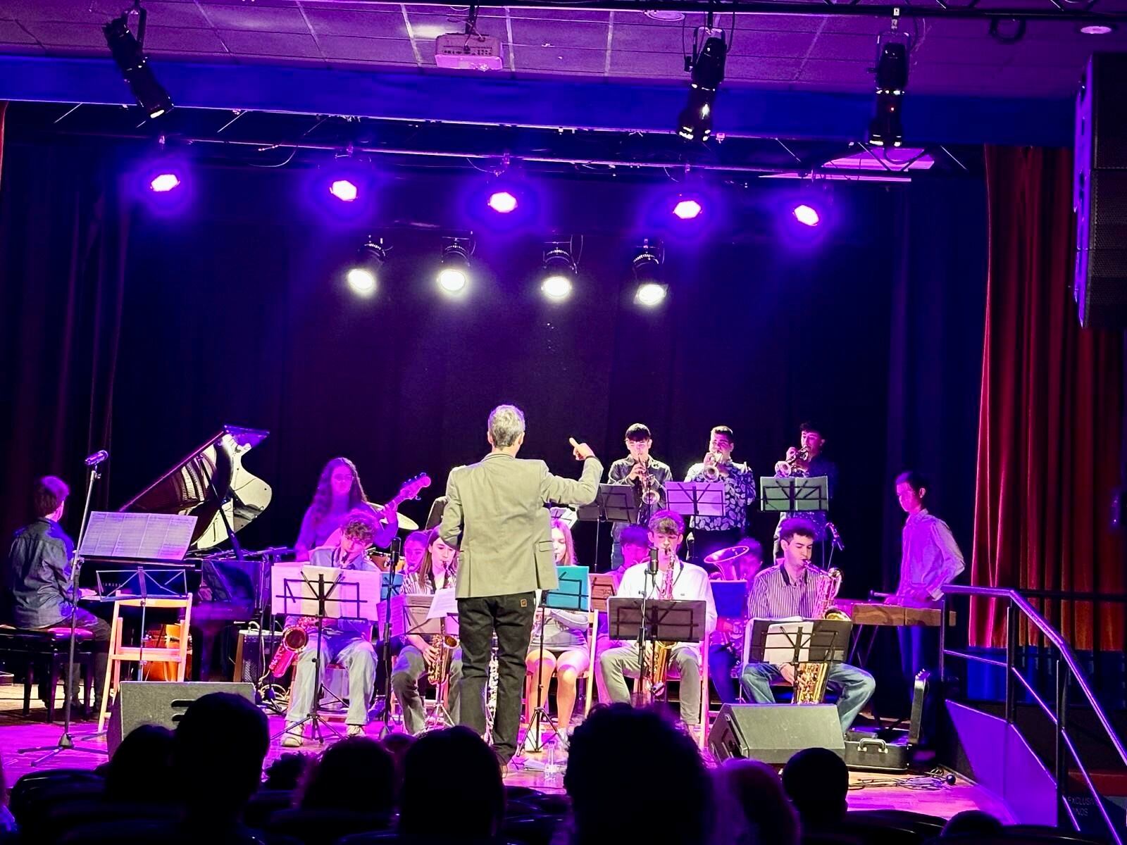 Momento de la actuación de Jazz For Kids en Binéfar