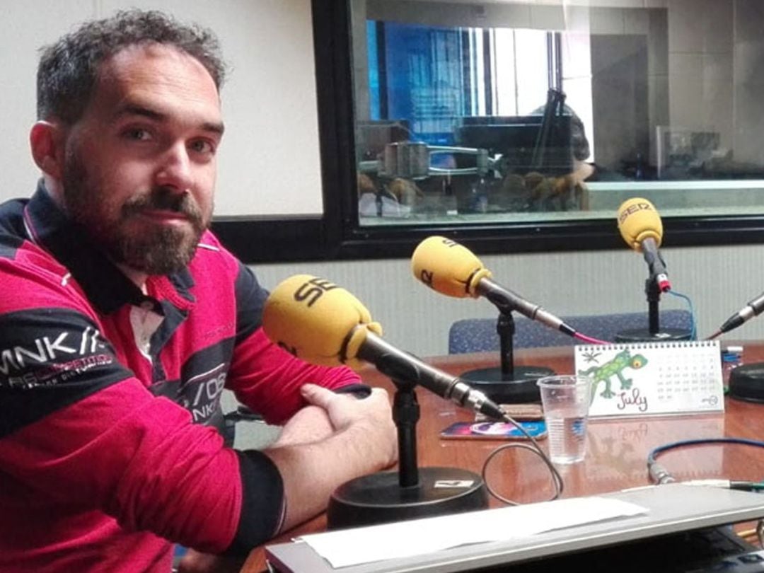 El portavoz de la Coodinadora Rural, Chema Mezquita, en los estudios de Radio Zamora