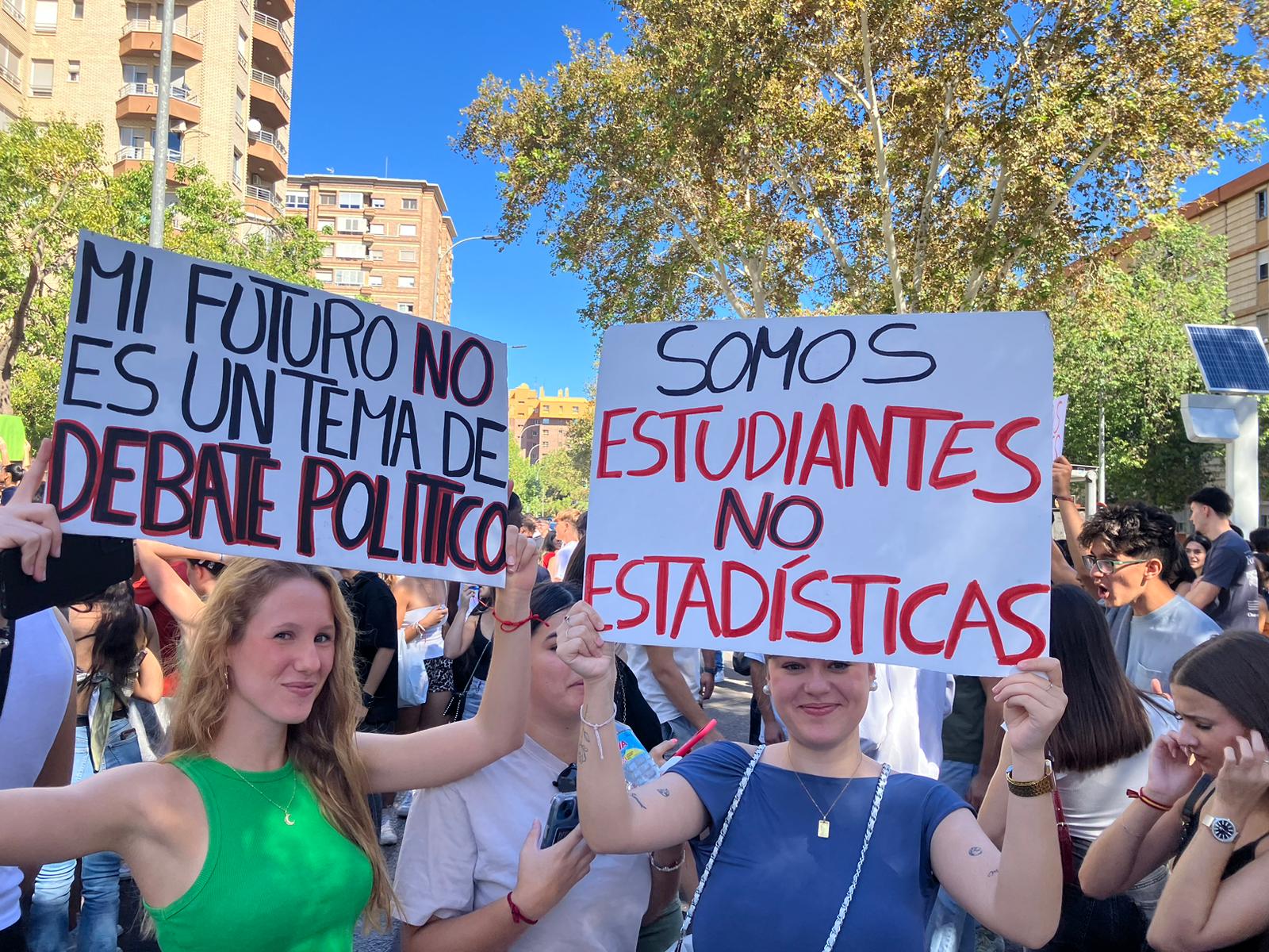 Cientos de estudiantes de 2º de bachiller se manifiestan frente a a la Consejería