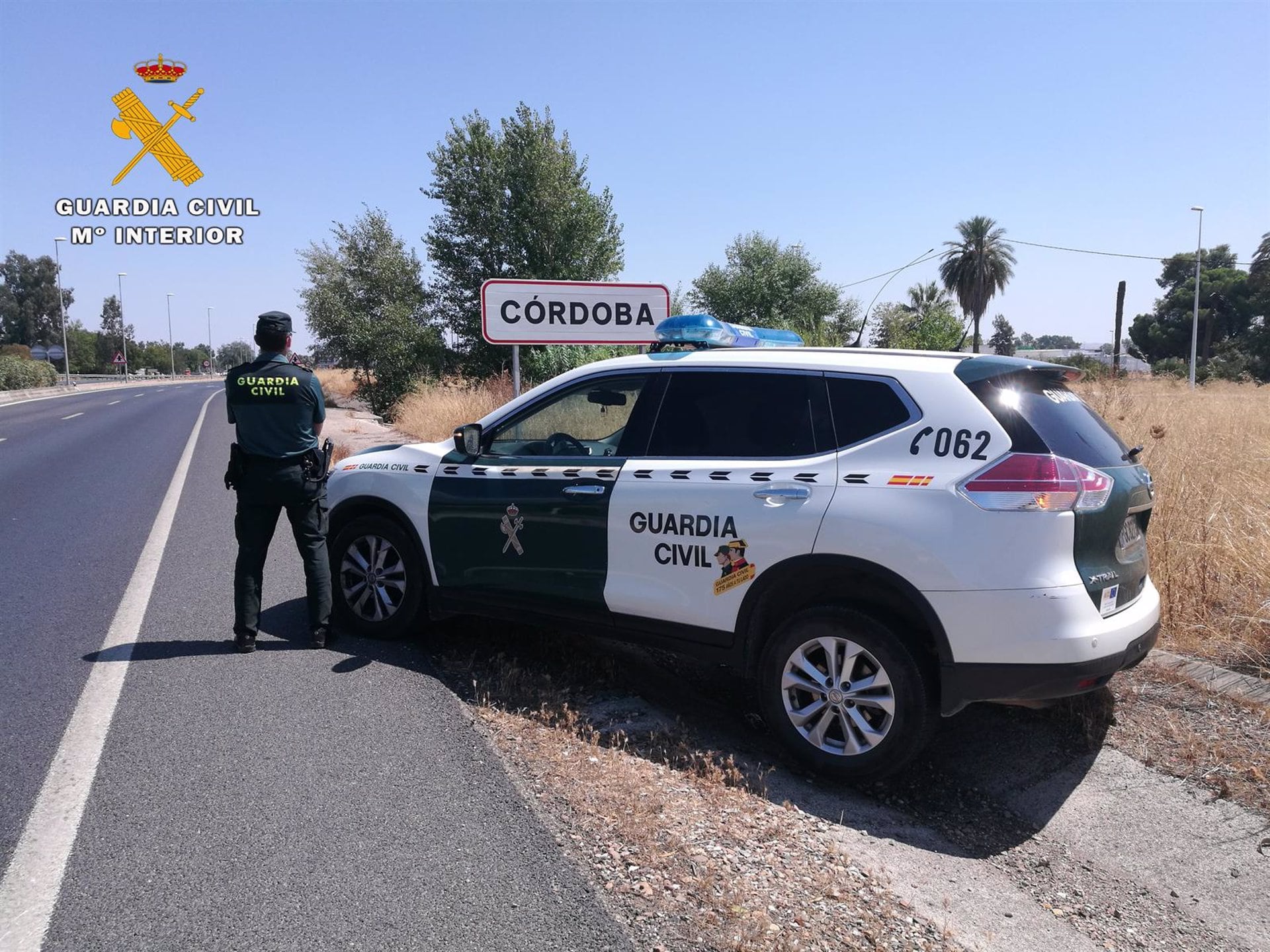 Una patrulla de la Guardia Civil en el término municipal de Córdoba capital.