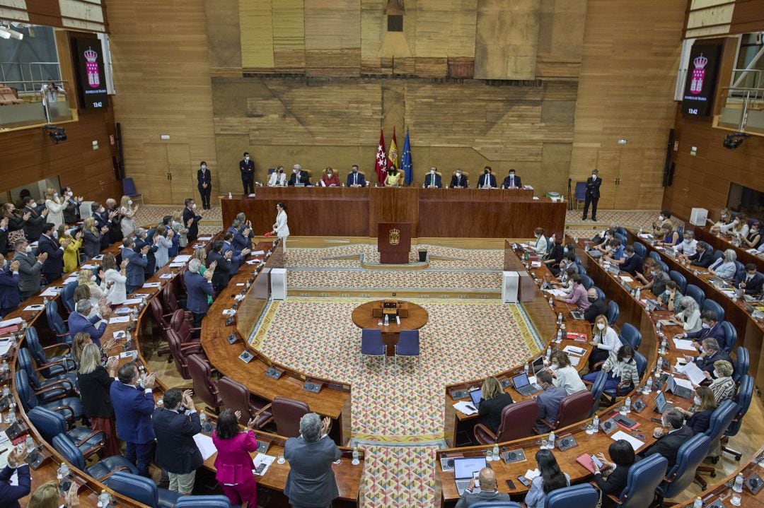 La presidenta de la Comunidad de Madrid, Isabel Díaz Ayuso, abandona el estrado tras intervenir en el debate de la sesión de investidura.