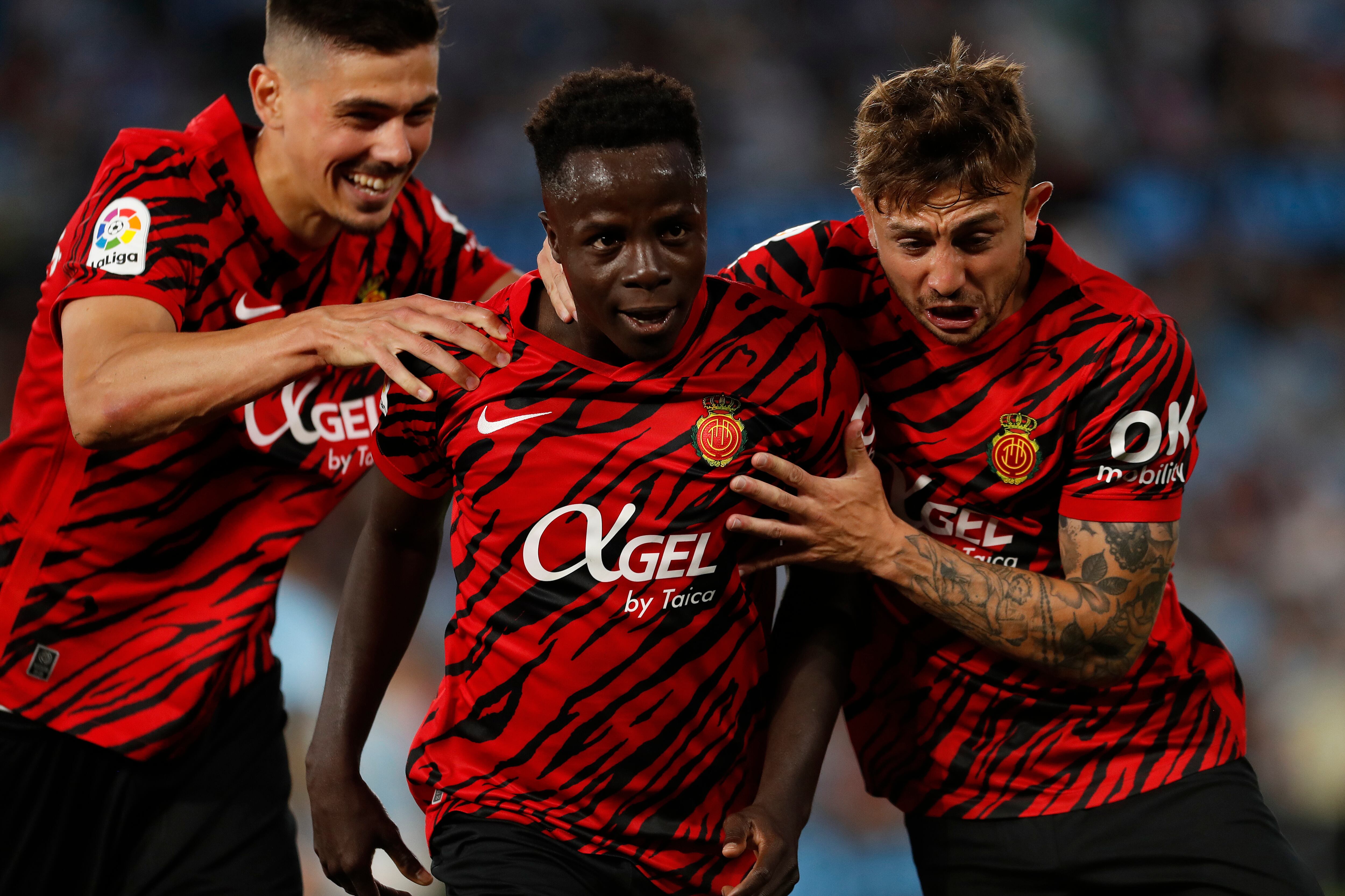 Vigo (Pontevedra),17/04/2023.- El delantero senegalés del Mallorca, Amath Ndiaye (c), celebra con sus compañeros el primer gol del equipo balear durante el encuentro correspondiente a la jornada 29 de primera división que disputan hoy lunes frente al Celta en el estadio de Balaidos, en Vigo. EFE / Salvador Sas.
