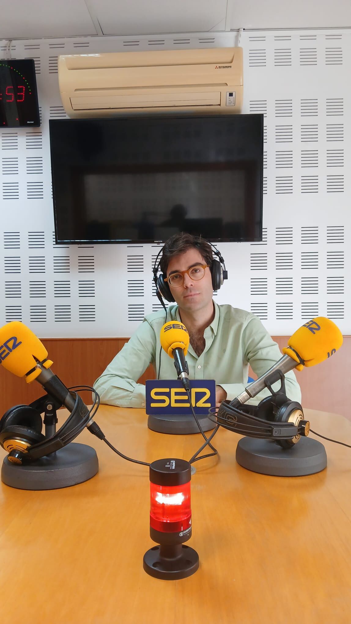 Pepe Pérez-Muelas en los estudios de Radio Lorca