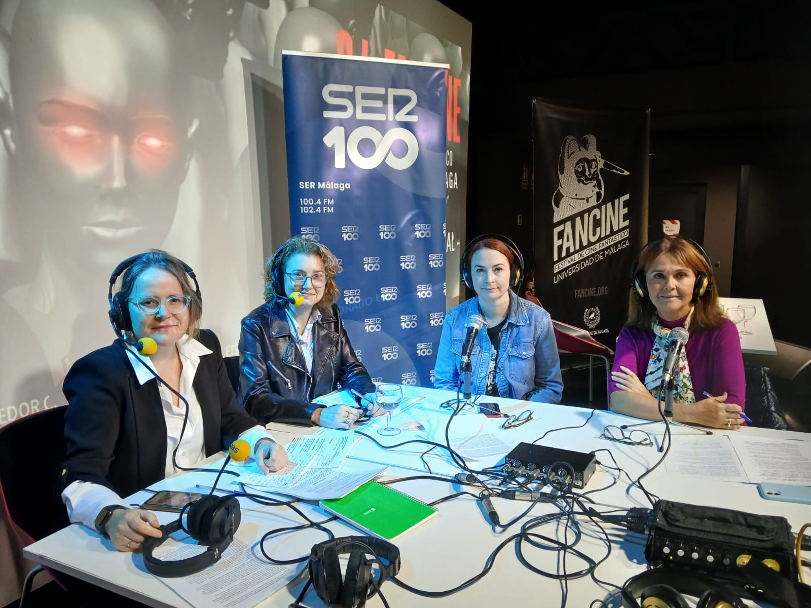 De izquierda a derecha: Esther Luque (SER), Isabel Ladrón de Guevara (SER), Mª Rosario Gutiérrez Vicerrectora de Cultura UMA) y Rocío Moreno (Programadora de Fancine).