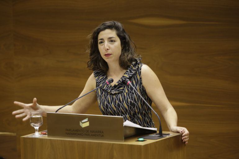 Laura Pérez dujrante una intervención en el Parlamento Foral.