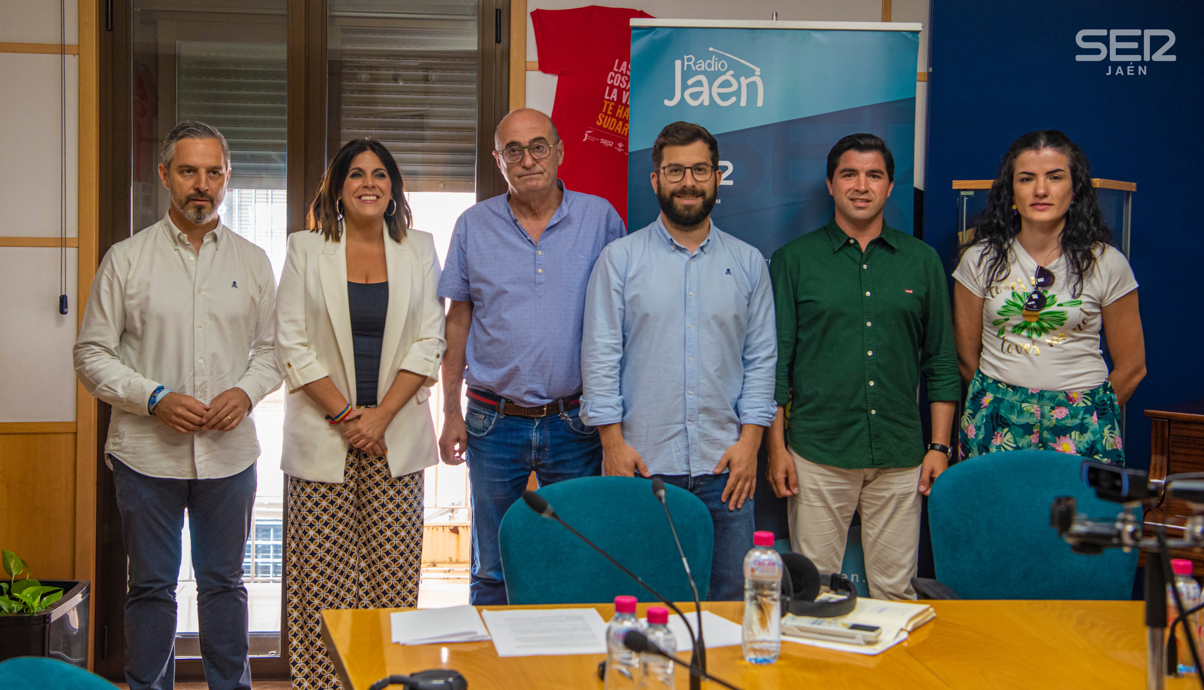 De izquierda a derecha: Juan Bravo (PP), Ángeles Férriz (PSOE), Manuel Palomo (director de Radio Jaén), Virgilio Moreno (periodista de Radio Jaén), Enrique Moreno (Ciudadanos) y Mamen Barranco (Por Andalucía).