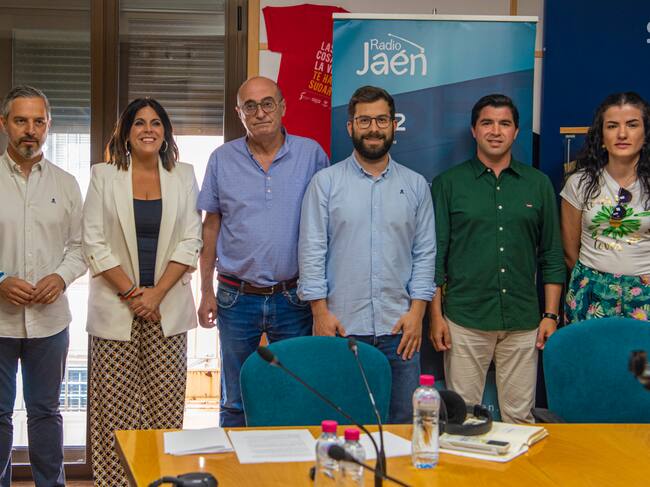 De izquierda a derecha: Juan Bravo (PP), Ángeles Férriz (PSOE), Manuel Palomo (director de Radio Jaén), Virgilio Moreno (periodista de Radio Jaén), Enrique Moreno (Ciudadanos) y Mamen Barranco (Por Andalucía).